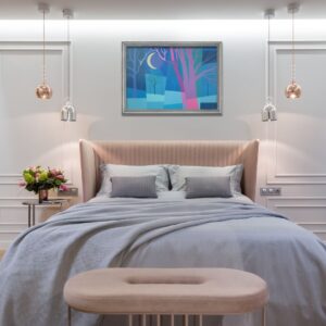 Na zdjęciu jest wizualizacja we wnętrzu (sypialnia) obrazu akrylowego autorstwa warszawskiej malarki Joanny Sułek-Malinowskiej. Obraz prezentuje wieczorny pejzaż z księżycem. Pejzaż został podzielony na trapezowe fragmenty, tworząc wrażenie geometrycznej mozaiki, dlatego ta kompozycja jest niezwykle intrygująca, łączy w sobie elementy abstrakcji, surrealizmu i realizmu. Dominującymi elementami są drzewa o nagich gałęziach, które stanowią zarówno tło, jak i główny motyw kompozycji. Obraz jest dostępny w Galerii Wiele Sztuki.