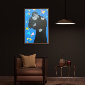 Na zdjęciu jest wizualizacja wiszącego nad fotelem na ciemnej ścianie obrazu akrylowego autorstwa warszawskiej malarki Joanny Sułek-Malinowskiej. Obraz przedstawia scenę pocałunku. Kompozycja obrazu skupia się na centralnej postaci pary, pochłoniętej namiętnym uściskiem. Ich sylwetki, wyrysowane kontrastowym kolorem na tle błękitnego tła, tworzą dynamiczną kompozycję, która przyciąga wzrok. Obraz jest dostępny w Galerii Wiele Sztuki.