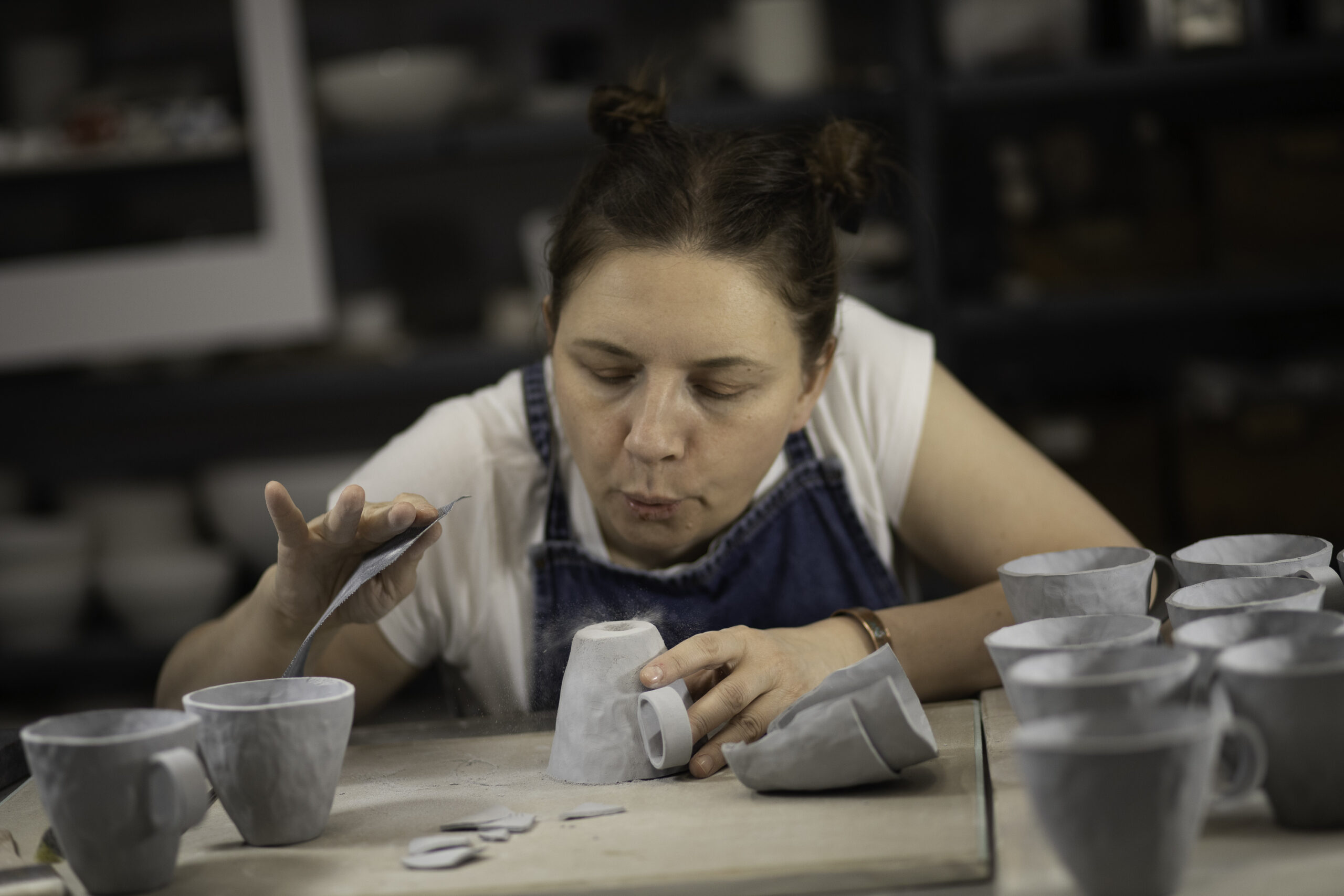 Artystka Magdalena Konior w swojej pracowni podczas produkcji porcelany artystycznej. Zdjęcie do biogramu artystki na stronie internetowej Galerii Wiele Sztuki. 