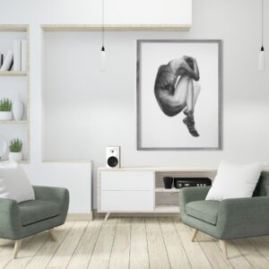 Na zdjęciu jest wizualizacja w pomieszczeniu czarno-białego rysunku na papierze. Rysunek przedstawiający leżący akt męski wisi na ścianie. Skulona sylwetka mężczyzny z kolanami podciągniętymi pod brodę zdaje się leżeć na niewidocznym podłożu. Praca jest dostępna w Galerii Wiele Sztuki.