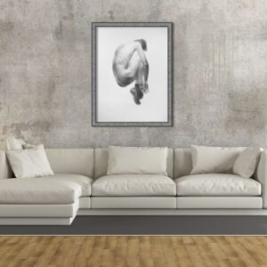 Na zdjęciu jest wizualizacja w pomieszczeniu czarno-białego rysunku na papierze. Rysunek przedstawiający leżący akt męski wisi na ścianie, nad szarą kanapą. Skulona sylwetka mężczyzny z kolanami podciągniętymi pod brodę zdaje się leżeć na niewidocznym podłożu. Praca jest dostępna w Galerii Wiele Sztuki.