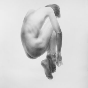 Na zdjęciu jest rysunek na papierze przedstawiający leżący akt męski. Skulona sylwetka mężczyzny z kolanami podciągniętymi pod brodę zdaje się leżeć na niewidocznym podłożu. Praca jest dostępna w Galerii Wiele Sztuki.