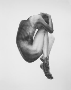 Na zdjęciu jest rysunek na papierze przedstawiający leżący akt męski. Skulona sylwetka mężczyzny z kolanami podciągniętymi pod brodę zdaje się leżeć na niewidocznym podłożu. Praca jest dostępna w Galerii Wiele Sztuki.