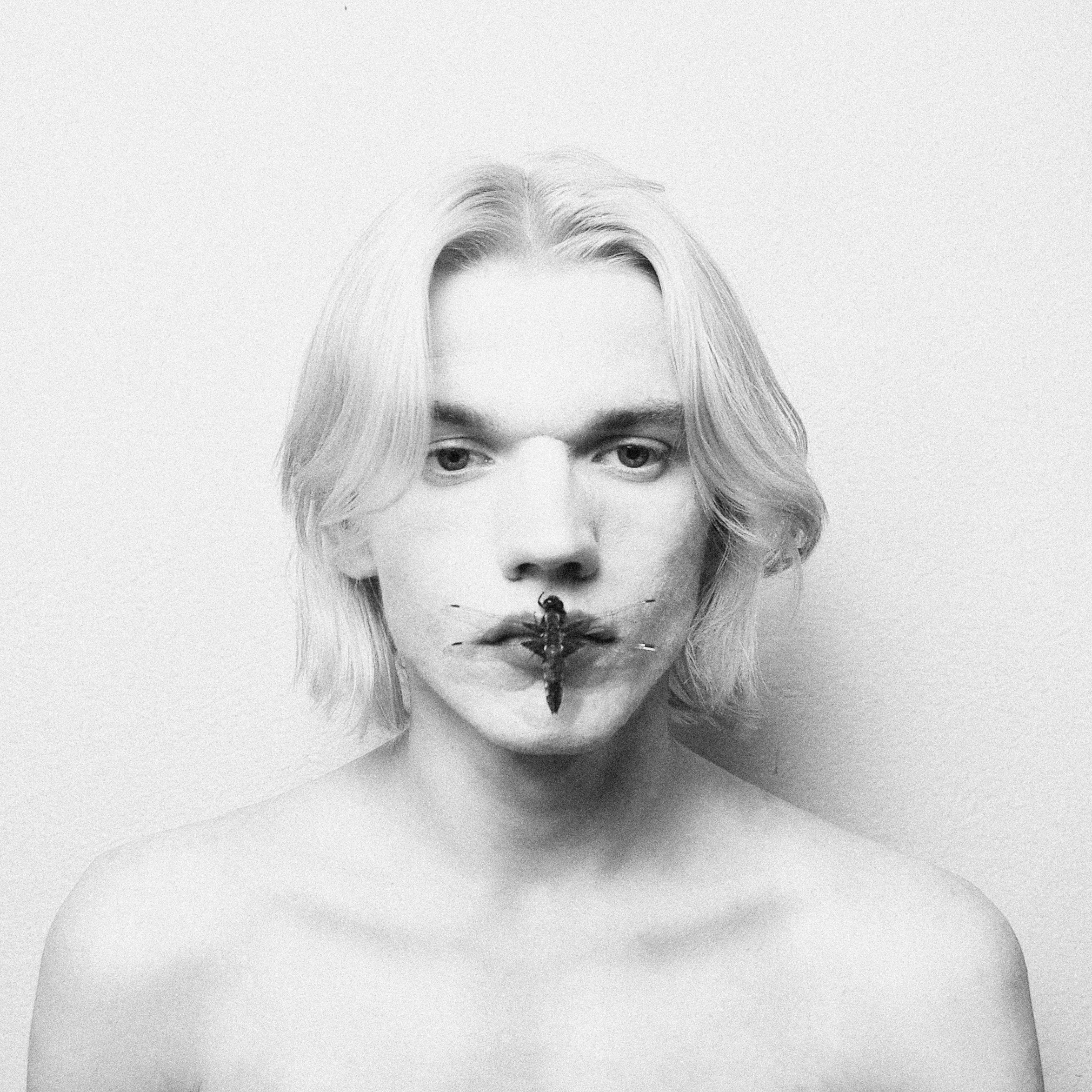 Czarno-białe zdjęcie profilowe artysty Jakuba Skromry do biogramu na stronie galerii internetowej Galerii Wiele Sztuki 