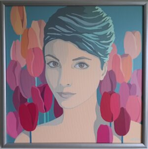 Obraz namalowany farbą akrylową na płótnie. Na obrazie widzimy portret kobiety, której twarz emanuje spokojem i tajemniczością. Otaczające ją tulipany w różnorodnych odcieniach różu i fioletu dodają kompozycji lekkości i świeżości, symbolizując przyrodę budzącą się do życia po zimowym śnie. Obraz jest dostępny w Galerii Wiele Sztuki.