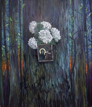 Obraz akrylowy „Matka Natura” przedstawia leśny pejzaż. Centralnym elementem kompozycji jest umieszczony na pniu drzewa obraz lub ołtarzyk przedstawiający Marię z Dzieciątkiem. Jednym z najbardziej intrygujących elementów obrazu jest duży owad spoczywający na ramie ołtarzyka. W obrazie dominują różne odcienie zieleni, fioletu, pomarańczowego i niebieskiego, które nadają kompozycji dynamiczny charakter i podkreślają jej symboliczne znaczenie. Obraz jest dostępny w Galerii Wiele Sztuki.