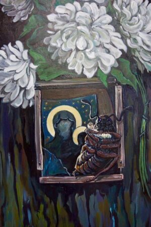 Na zdjęciu jest detal obrazu akrylowego autorstwa płockiej malarki Katarzyny Bąkowskiej-Roszkowskiej. Detal przedstawia centralny fragment kompozycji: umieszczony na pniu drzewa obraz lub ołtarzyk przedstawiający Marię z Dzieciątkiem. Jednym z najbardziej intrygujących elementów obrazu jest duży owad spoczywający na ramie ołtarzyka. W obrazie dominują różne odcienie zieleni, fioletu, pomarańczowego i niebieskiego, które nadają kompozycji dynamiczny charakter i podkreślają jej symboliczne znaczenie. Obraz jest dostępny w Galerii Wiele Sztuki.