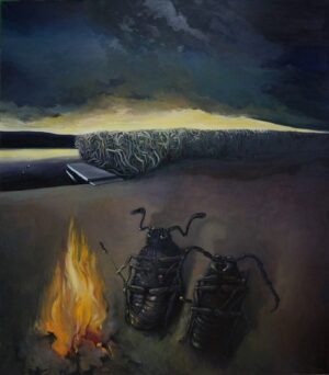 Na obrazie widzimy dwa duże, czarne owady, które siedzą przy ognisku piekąc kiełbaski. Na drugim planie jest brzeg jeziora, mały pomost i kłębowisko splątanego sitowia. Ognisko płonie jasno, rzucając ciepłe światło na ich pancerze. Niebo na obrazie jest ciemne i tajemnicze, dominują granatowe, jakby burzowe chmury. Całość sprawia wrażenie surrealistycznej, nieco niepokojącej sceny. Obraz jest dostępny w Galerii Wiele Sztuki.