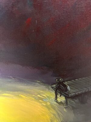 Na zdjęciu jest przedstawiony detal (zbliżenie fragmentu) obrazu akrylowego autorstwa płockiej malarki Katarzyny Bąkowskiej-Roszkowskiej, przedstawiający małą muchę siedzącą na krawędzi pomostu nad brzegiem jeziora. Obraz jest dostępny w Galerii Wiele Sztuki.