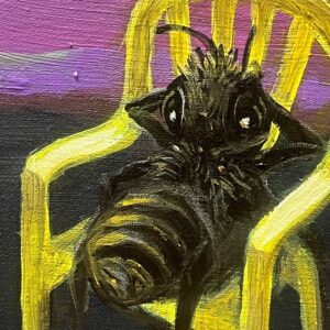 Na zdjęciu jest detal podwójnego obrazu (dyptyku) akrylowego autorstwa płockiej malarki Katarzyny Bąkowskiej-Roszkowskiej pod tytułem „Odpoczynek”. Detal przedstawia fragment obrazu z siedzącym na małym, żółtym krzesełku owadem. Obraz jest dostępny w Galerii Wiele Sztuki.