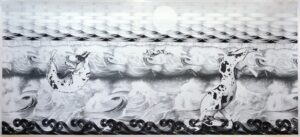 Czarno-biały rysunek przedstawiający trzy dogi niemieckie o umaszczeniu arlekin bawiące się na brzegu wzburzonego morza, autorstwa Anny Malinowskiej. Praca jest dostępna w Galerii wiele Sztuki.