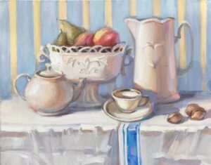 Obraz olejny przedstawiający klasyczną martwą naturę. Na białej, wzorzystej zastawie stołowej znajdują się waza z owocami, dzbanek, filiżanka i czajniczek. Kompozycja jest osadzona na tle pastelowych, pionowych pasów. Obraz dostępny w Galerii Wiele Sztuki.