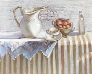 Obraz olejny przedstawiający klasyczną martwą naturę. Na stole nakrytym białym obrusem w żółte pasy ustawiono biały dzbanek, miskę z morelami, filiżankę na spodku i szklaną butelkę. Tło obrazu to szara, postarzana ściana. Obraz dostępny w Galerii Wiele Sztuki.