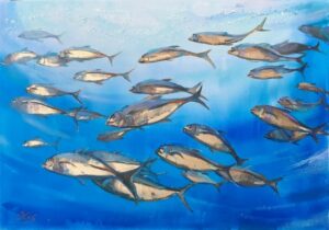 Dynamiczna kompozycja przedstawiająca ławicę ryb pływających w błękitnej wodzie. Ryby, mieniące się srebrzysto-niebieskimi łuskami, poruszają się w różnych kierunkach, tworząc wrażenie ruchu i energii. Obraz charakteryzuje się żywą kolorystyką i dynamiczną kompozycją. Obraz jest dostępny w Galerii Wiele Sztuki.