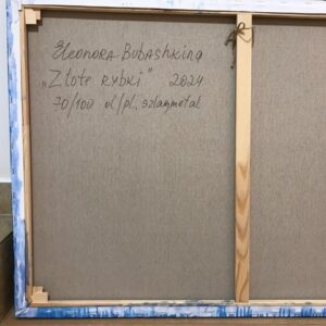 Na zdjęciu jest widoczne odwrocie (tylna strona płótna) obrazu olejnego autorstwa pochodzącej z Białorusi artystki Eleanory Bubashkiny pod tytułem „Złote rybki”. Na zdjęciu widać napisane ręcznie przez malarkę: imię i nazwisko artystki, tytuł obrazu, jego wymiary, technikę i rok powstania. Sygnatury są umieszczone w lewym, górnym rogu płótna. Obraz jest dostępny w Galerii Wiele Sztuki.