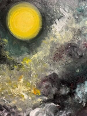 Detal obrazu olejnego „Ku słońcu”, autorstwa płockiej malarki Katarzyny Bąkowskiej-Roszkowskiej. Detal przedstawia fragment obrazu przedstawiający żółte słońce i skłębione burzowe chmury. Obraz jest dostępny w Galerii Wiele Sztuki.