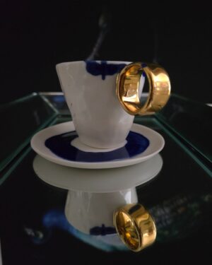 Piękna, biało-kobaltowa filiżanka do espresso o pojemności 60 ml z serii Moja własne galaktyka, zdobiona 24 -karatowym złotem w postaci subtelnych kropek wewnątrz filiżanki i złoconego uszka. W komplecie z filiżanką jest talerzyk. Produkt dostępny w Galerii Wiele Sztuki.