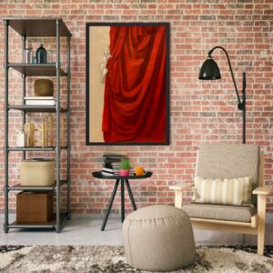 Na zdjęciu widać wizualizację w przykładowym wnętrzu rysunku autorstwa poznańskiej artystki Zofii Słupczyńskiej, pochodzącego z cyklu pod tytułem „Portret współczesnej kobiety”. Rysunek przedstawia kobietę stojącą za czerwoną tkaniną, widać tylko fragment jej twarzy i ramienia. Dominującą barwą jest głęboka czerwień kurtyny, kontrastująca z jasnym, beżowym tłem. Praca jest dostępna w Galerii Wiele Sztuki.