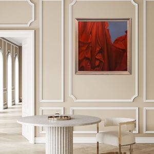 Wizualizacja w przykładowym wnętrzu obrazu przedstawiającego fragment czerwonej tkaniny, z akcentem na walory kolorystyczne. To ekspresyjne symboliczne studium czerwonej draperii, oddające dynamikę i napięcie. Obraz o wysokich walorach artystycznych wykonany w technice olejnej na płycie. Praca jest dostępna w Galerii Wiele Sztuki.