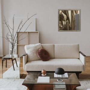 Wizualizacja w przykładowym wnętrzu obrazu przedstawiającego fragment beżowej, udrapowanej z akcentem na walory kolorystyczne. To ekspresyjne symboliczne studium beżowej draperii, oddające dynamikę i napięcie. Obraz o wysokich walorach artystycznych wykonany w technice olejnej na płycie. Praca jest dostępna w Galerii Wiele Sztuki.