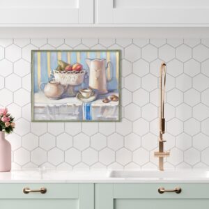 Na zdjęciu widać wizualizację w przykładowym wnętrzu obrazu olejnego autorstwa pochodzącej z Białorusi malarki Eleanory Bubashkiny pod tytułem „Biała porcelana”. Obraz przedstawia klasyczną martwą naturę. Na białej, wzorzystej zastawie stołowej znajdują się waza z owocami, dzbanek, filiżanka i czajniczek. Kompozycja jest osadzona na tle pastelowych, pionowych pasów. Obraz dostępny w Galerii Wiele Sztuki.