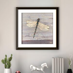 Na zdjęciu jest przykładowa wizualizacja obrazu olejnego autorstwa pochodzącej z Białorusi malarki Eleanory Bubashkiny pod tytułem „Ważka”. Obraz przedstawia delikatną ważkę o niebieskim odwłoku i półprzeźroczystych skrzydłach. Przedstawiony od góry owad spoczywa na starej drewnianej desce. Pęknięcia i nierówności na powierzchni drewna dodają obrazowi głębi i tekstury. Obraz dostępny w Galerii Wiele Sztuki.