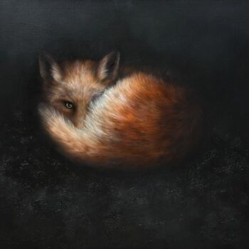 Zdjęcie obrazu olejnego autorstwa Klaudii Chomy. Obraz przedstawia portret lisa w realistycznym stylu. Lis leży skulony w ciemności, jego oczy świecą w mroku, a ruda sierść kontrastuje z ciemnym tłem. Obraz dostępny w galerii wiele Sztuki.