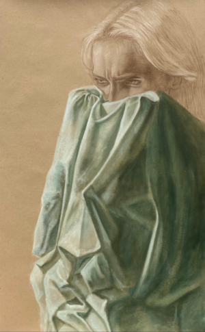 Rysunek przedstawiający stojącą postać kobiety, której twarz jest częściowo zasłonięta chustą. Ten zabieg nadaje pracy tajemniczości i skłania widza do refleksji nad ukrytą tożsamością modelki. Jednocześnie, monochromatyczna kolorystyka sprawia, że postać zlewa się z tłem, co podkreśla jej anonimowość i uniwersalność. Praca jest dostępna w Galerii Wiele Sztuki.