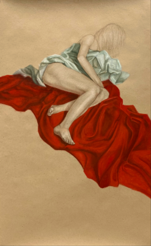 Rysunek przedstawiający kobietę leżącą na rozpostartej, intensywnie czerwonej tkaninie. Jej ciało, częściowo zasłonięte dużą chustą w zielono-szarych tonacjach, tworzy wizualnie złożoną i emocjonalnie nacechowaną scenę. Praca jest dostępna w Galerii Wiele Sztuki.
