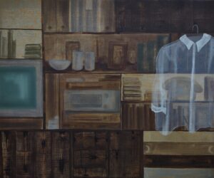 Obraz olejny 'Meblościanka' Katarzyny Knychały przedstawia fragment regału z książkami, naczyniami i drobiazgami. Na pierwszym planie wisi przezroczysta, błękitna koszula. Obraz w stonowanych odcieniach brązu, beżu i szarości, dostępny w Galerii Wiele Sztuki.