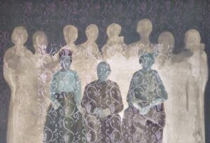 Intrygujący obraz olejny „Rodzina II” Katarzyny Knychały ukazuje złożone relacje rodzinne poprzez przedstawienie nakładających się, częściowo przezroczystych postaci, przesłoniętych niczym woalką wzorzystej firanką. Kompozycja sugeruje wielowarstwowość i przenikanie się tożsamości w ramach rodziny. Obraz dostępny w Galerii Wiele Sztuki.