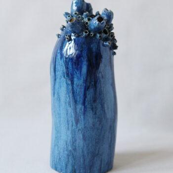 Artystyczna forma (waza) ceramiczna "Kobaltowa fala 3" z kolekcji "Bałtyk". Unikatowy element wystroju wnętrz, ręcznie formowana i wyrabiana ceramika artystyczna inspirowana Bałtykiem. Produkt z oferty Galerii Wiele Sztuki.