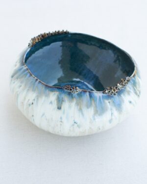 Misa ceramiczna, unikatowa, ręcznie formowana i zdobiona przez artystę ceramika. Idealna jako centralny element dekoracyjny stołu lub komody. Dostępna w Galerii Wiele Sztuki.