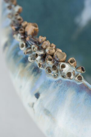 Detal ceramicznej misy, ukazujący jej unikalną fakturę i precyzyjne zdobienia. Widoczne są delikatne nierówności i nieregularności, świadczące o ręcznej pracy artysty. Galeria Wiele Sztuki.