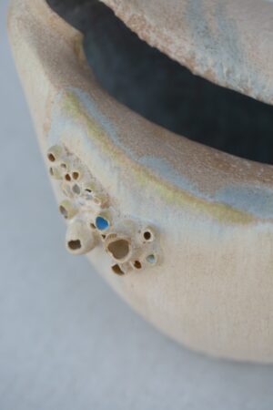 Artystyczna forma ceramiczna, detale zdobień przypominające bałtyckie pąkle, unikatowy design, dostępna w Galerii Wiele Sztuki.