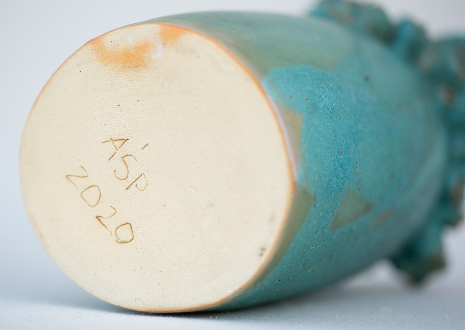 Sygnatura artystki Anety Śramskiej-Piątek, którą oznacza swoje artystyczne wyroby ceramiczne. Do kupienia w Galerii Wiele Sztuki. 