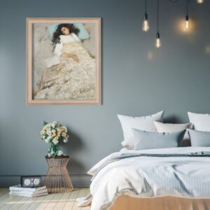 Aranżacja wnętrza sypialni z obrazem olejnym Eleanory Bubashkiny pod tytułem „Sen”. Obraz w jasnych, pastelowych tonacjach przedstawia śpiącą kobietę. Sztuka jako kluczowy element wystroju wnętrza. Galeria Wiele Sztuki. Sztuka on-line