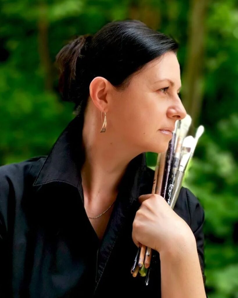 Zdjęcie Kariny Jaźwińskiej do biogramu artystki na stronie sklepu internetowego Galerii Wiele Sztuki