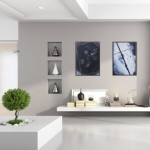 Dwa obrazy akrylowe Sabiny Dębickiej z cyklu „W czerni” w nowoczesnym salonie z jasnymi ścianami. Refleksyjne malarstwo dodaje głębi aranżacji wnętrza. Sztuka jako element dekoracyjny. Obrazy dostępne w internetowej Galerii Wiele Sztuki, gdzie znajdują się również inne oryginalne dzieła sztuki, idealne do aranżacji domu i różnych przestrzeni komercyjnych