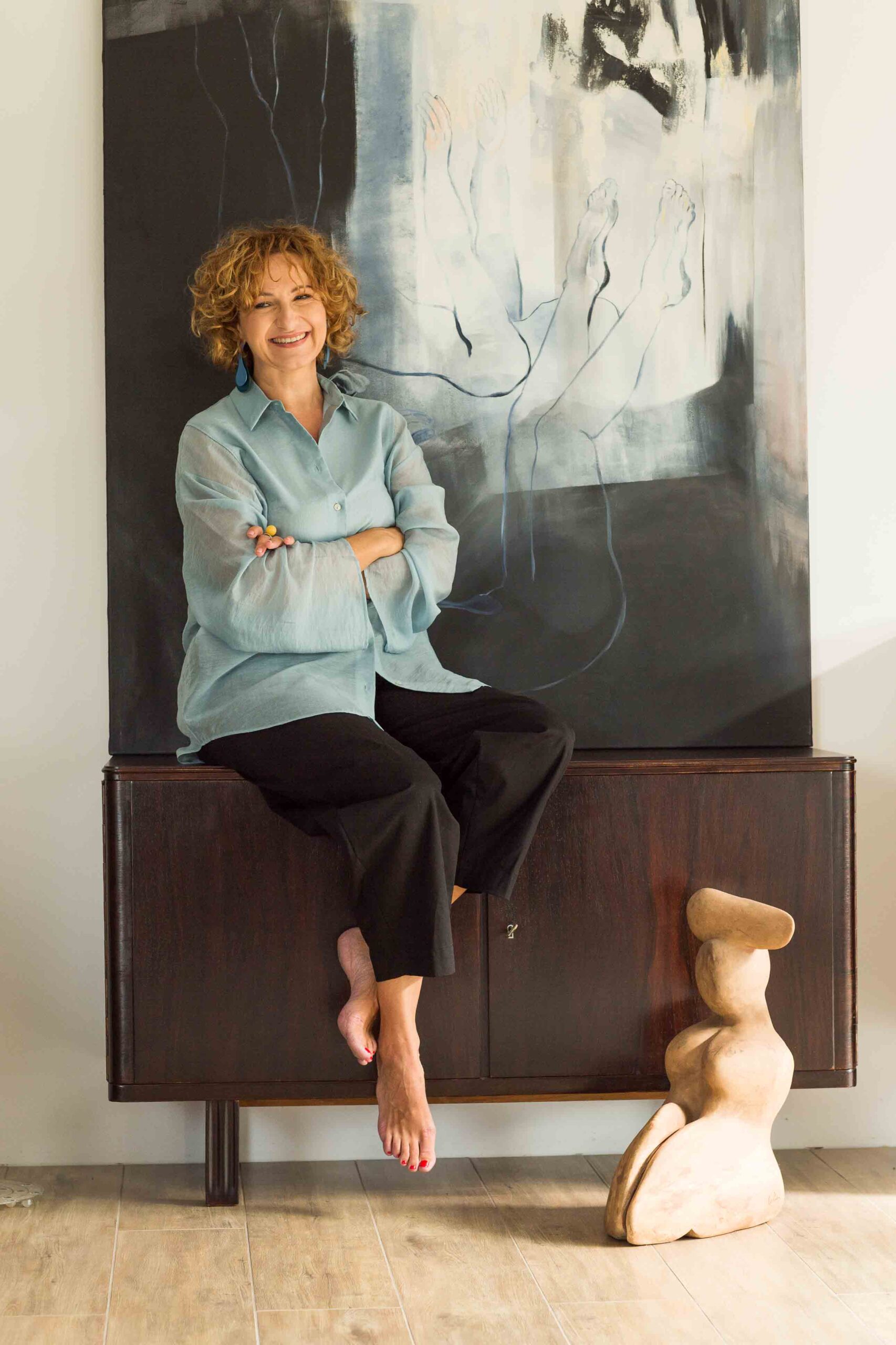 Zdjęcie malarki Sabiny Dębickiej do biogramu artystki na stronie internetowej sklepu Galerii Wiele Sztuki.