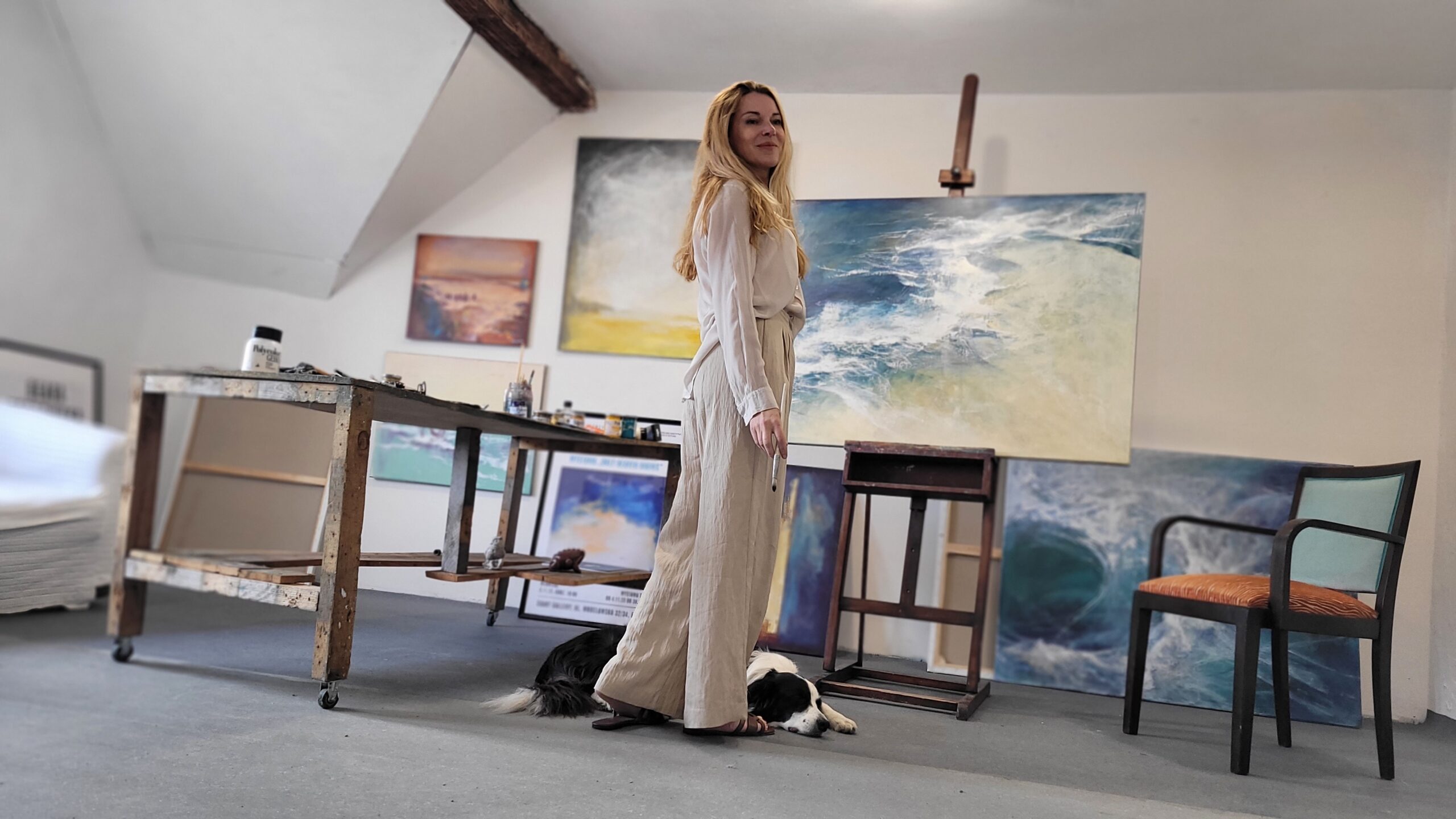 Zdjęcie malarki Beaty Będkowskiej w pracowni, do profilu artystki na stronie Internetowej Galerii Wiele Sztuki. 