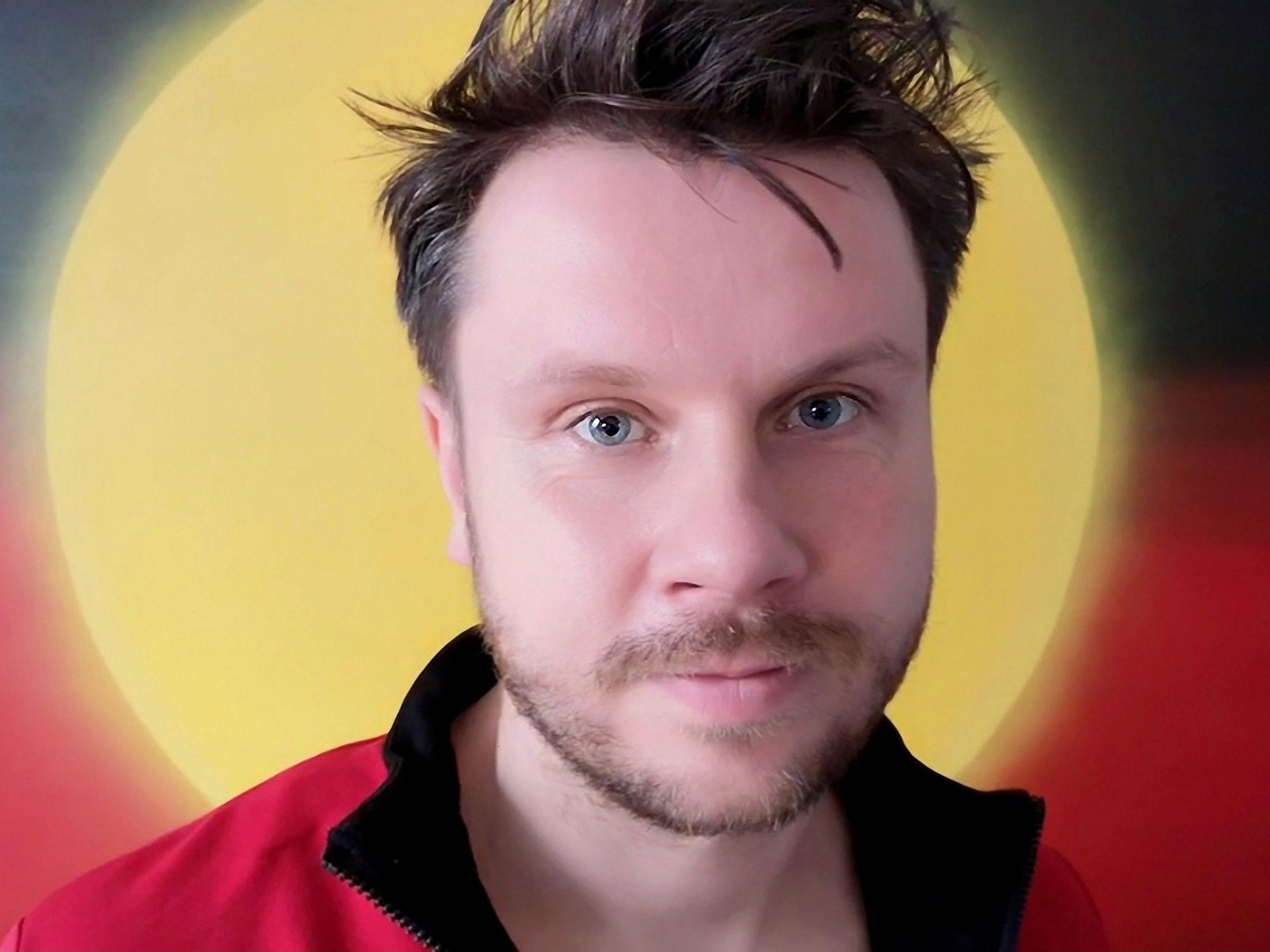 Zdjęcie malarza Marcina Mroczka do biogramu artysty na stronie Internetowej galerii sztuki Galeria Wiele Sztuki. Kupuj sztukę on-line w Galerii Wiele Sztuki 