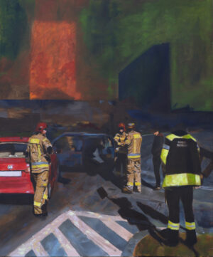 Obraz olejny Bartosza Kościołka „Kamienica się pali” - akcja służb na ulicy podczas pożaru. Współczesny realizm, scena miejska ze strażakami i pomocą drogową. Dostępny w Galerii Wiele Sztuki.