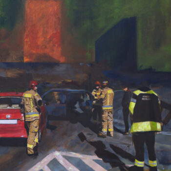 Obraz olejny Bartosza Kościołka „Kamienica się pali” - akcja służb na ulicy podczas pożaru. Współczesny realizm, scena miejska ze strażakami i pomocą drogową. Dostępny w Galerii Wiele Sztuki.