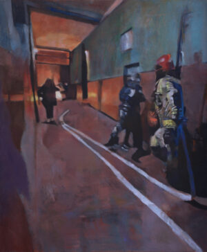 Obraz olejny Bartosza Kościołka „Kamienica się pali” - akcja gaśnicza w kamienicy. Współczesny realizm, scena rodzajowa z strażakami w korytarzu. Obraz dostępny w Galerii Wiele Sztuki. Sztuka współczesna, malarstwo olejne, scena z życia codziennego.