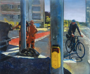 Obraz olejny Bartosza Kościołka „Znowu Robią (II)” z cyklu „Rozkopane”, przedstawiający scenę miejską z dwoma robotnikami w pomarańczowych kombinezonach stojącymi przy słupie sygnalizacji świetlnej i mijającym ich rowerzystą, który przygląda się ich pracy. Obraz dostępny w Galerii Wiele Sztuki. Dostępny w Galerii Wiele Sztuki. Sztuka współczesna, malarstwo olejne, scena z życia codziennego.