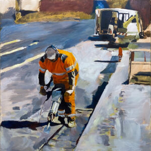 Obraz olejny Bartosza Kościołka „Znowu Robią” przedstawiający robotnika drogowego w pomarańczowym kombinezonie pracującego z młotem pneumatycznym na tle miejskiego krajobrazu. Dostępny w Galerii Wiele Sztuki. Sztuka współczesna, malarstwo olejne, scena z życia codziennego.