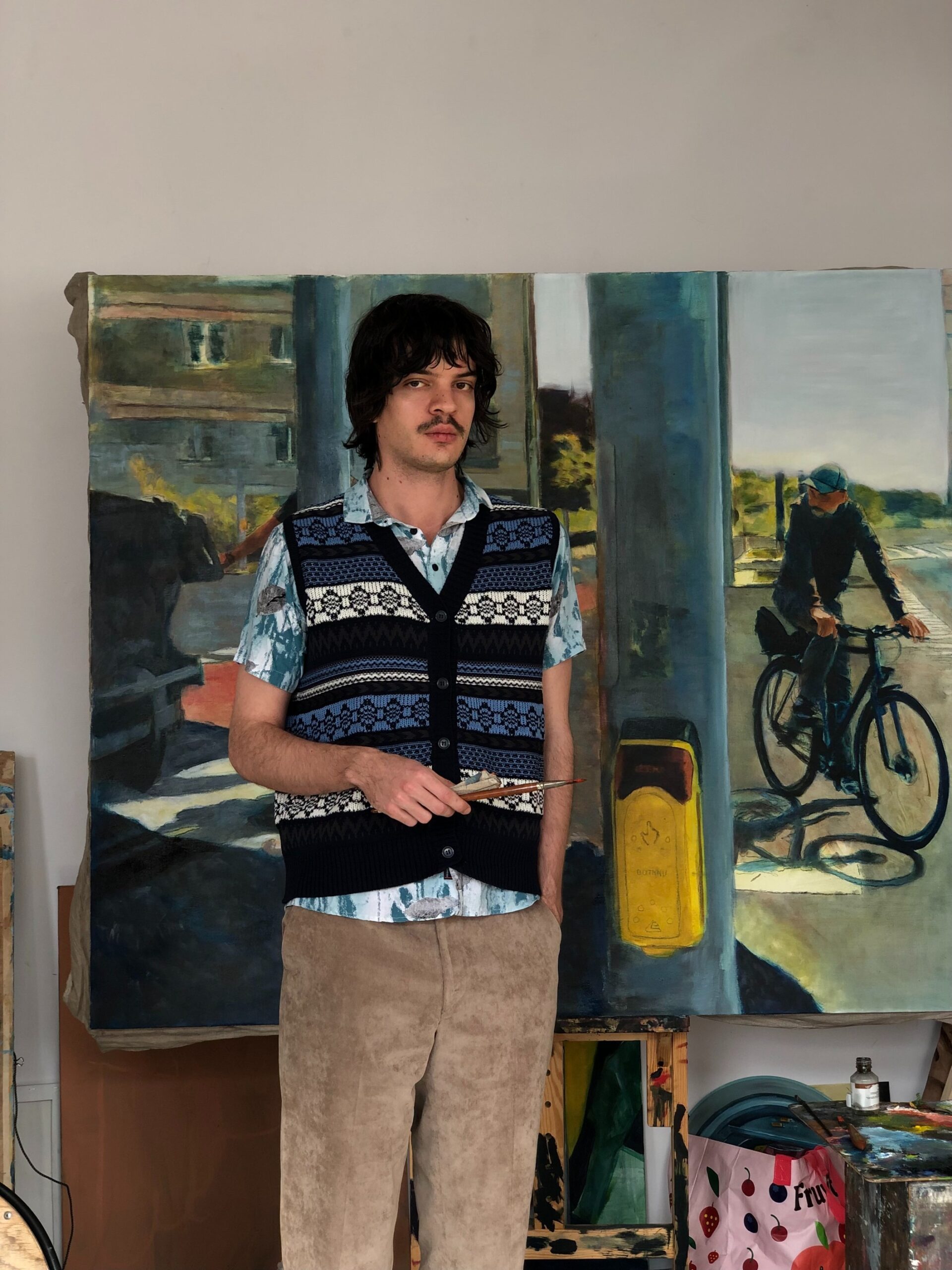 Zdjęcie malarza Bartosza Kościołka do profilu artysty na stronie sklepu Internetowego prowadzonego przez Galerię Wiele Sztuki.