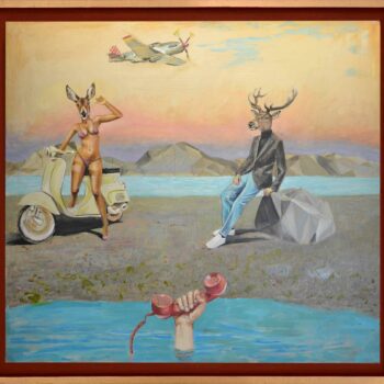 Obraz akrylowy na płótnie Lecha Batora "Dla Ciebie", 100x92 cm, 2024. Surrealistyczny obraz z postacią kobiety z głową antylopy na skuterze, mężczyzny z głową jelenia i dłonią wynurzającą się z wodą trzymającą telefon. Unikatowa sztuka współczesna. Dostępny w Galerii Wiele Sztuki