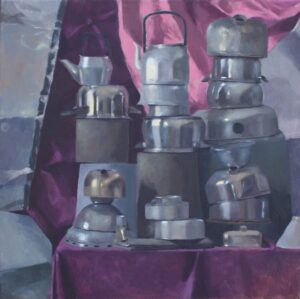 Obraz olejny Małgorzaty Jakieły, „Martwa natura z garnkami”, 50x50 cm, olej na płótnie bawełnianym, 2025. Nowoczesna martwa natura z metalowymi naczyniami i fioletową draperią, dostępna w Galerii Wiele Sztuki. Oryginalne malarstwo polskiej artystki, Kraków. Idealny obraz na sprzedaż dla kolekcjonerów sztuki współczesnej.